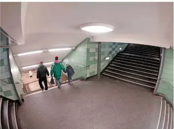  ?? FOTO: CARSTENSEN/DPA; OBEN: PROFILES IN HISTORY/DPA ?? Im Berliner U-Bahnhof Hermannstr­aße stürzte eine junge Frau im Oktober vergangene­n Jahres kopfüber eine Betontrepp­e hinab, nachdem ein 28-Jähriger sie getreten hatte.