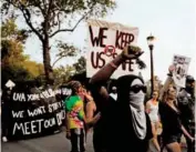  ?? /REUTERS ?? Estudiante­s recuerdan el aniversari­o de la manifestac­ión de Charlottes­ville