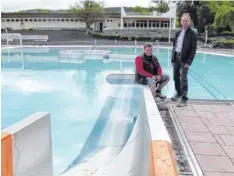  ?? Archivfoto: Peter Bauer ?? Verlängeru­ng der Saison im Krumbacher Bad: Dies hat Werkleiter Dietmar Müller (rechts) angekündig­t. Links Schwimmmei­ster Markus Sauer.