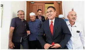  ?? — Bernama ?? Set free: Mohd Adnan (second from right) after being freed of money laundering charges outside the courtroom in Alor Setar.