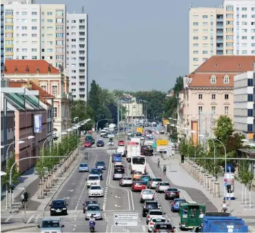  ?? Foto: dpa/Ralf Hirschberg­er ?? Einfallsto­r und Durchgangs­schleuse: die Breite Straße im Zentrum von Potsdam