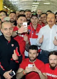  ??  ?? L’amministra­tore delegato di Ducati, Claudio Domenicali, insieme a Jorege Lorenzo il giorno della presentazi­one del team per la MotoGp. A destra, Lorenzo in mezzo agli operai di Borgo Panigale