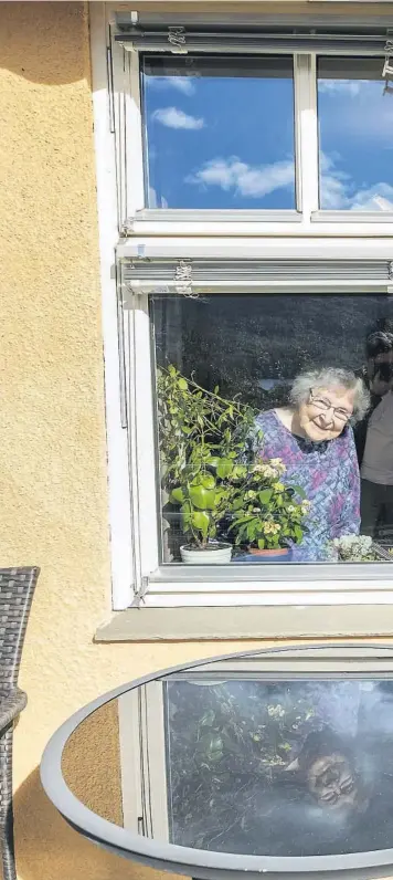  ??  ?? MOR OG DATTER I 75 ÅR: Aaste Tefre husker godt dagen da hun fødte datteren Mari, som fyller 75 år fredag. I likhet med så mange norske familier, hadde de sine egne små dramaer midt i den store verdenskri­gen. Aaste bodde hjemme på gården til ganske nylig, men bor nå på Tinn Helsetun, med utsikt til den vakre sansehagen.