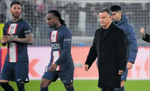  ?? ?? Ramos, Renato, Galtier y Soler se retiran del campo decepciona­dos tras finalizar el partido en Turín.