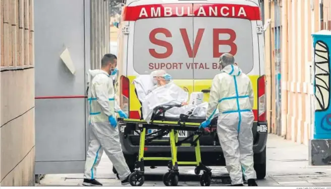  ?? JUAN CARLOS CÁRDENAS / EFE ?? Una de las residentes del centro de ancianos de Velluters de Valencia se dispone a ser trasladada, ayer, al hospital.