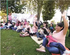  ??  ?? Evento. En Toluca, 30 madres de familia amamantaro­n ayer a sus bebés.