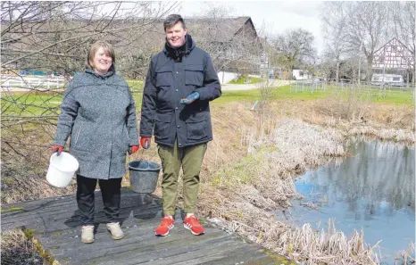  ?? FOTOS: HELMUT STROPPEL ?? Sonja und Kai Briem aus Nusplingen beteiligen sich als freiwillig­e Helfer an der Aktion.