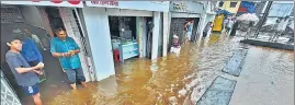  ?? PRAFUL GANGURDE/HT PHOTO ?? Shops flooded in Amrut Nagar due to influence of the cyclonic storm Gulab, causing heavy rains in Thane, Mumbai on Tuesday.