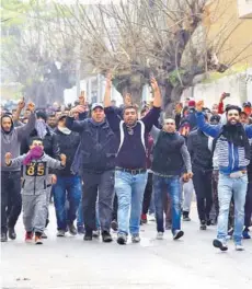  ??  ?? ► Manifestan­tes tunecinos protestan en la ciudad de Tebourba, el martes.