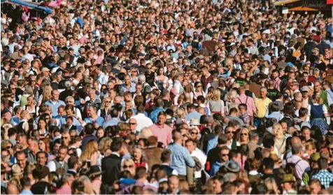  ?? Foto: Sean Gallup, Getty Images ?? Dicht an dicht ging es auf dem Oktoberfes­t zu: Es war sicher auch das herrliche Wetter, das zu einem perfekten Wiesn-Start führte.