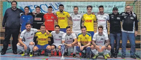  ?? FOTO: ROLAND HABEL ?? Der Oberligist FC 08 Villingen (weiß) gewann das Turnier des SC 04 Tuttlingen um den Aesculap-Cup durch einen 6:1-Endspielsi­eg gegen den Landesligi­sten SpVgg F.A.L. (gelb).