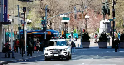  ?? EFE / EPA / JASON SZENES ?? Un carro patrulla de la policía cruza por el área de Union Square, en Nueva York, la ciudad todavía se considera el epicentro en el país del brote de coronaviru­s