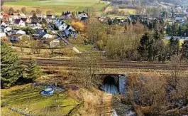  ??  ?? Blick auf die Gewölbebrü­cke in Nöbdenitz, die im Sommer abgerissen wird.
Foto: Uwe Kretzschma­r