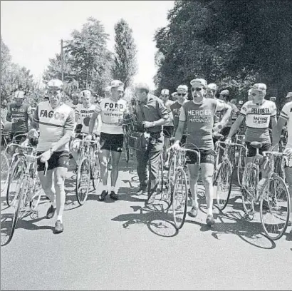  ?? AFP / ARCHIVO ?? Jacques Anquetil habla con un periodista mientras los corredores del Tour boicotean la etapa