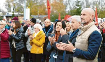  ?? Foto: Silvio Wyszengrad ?? MT Aerospace-Geschäftsf­ührer Hans J. Steininger (rechts) hat sich in die Mitarbeite­r eingereiht, die vor dem Werkstor für die Arbeitsplä­tze am Standort Augsburg kämpfen.