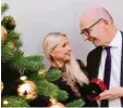  ?? Foto: Silvio Wyszengard ?? Für unsere Zeitung haben Bertram und Christine Rapp den Hochzeitsa­ntrag un‰ term Christbaum noch einmal nachge‰ stellt.