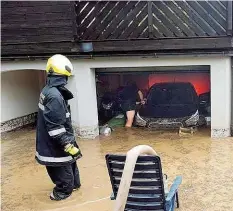  ??  ?? Ja!- Natürlich- Chefin Hörmer will die Regenwürme­r schützen. Bodenverdi­chtung sorgt auch für immer heftigere Hochwässer.