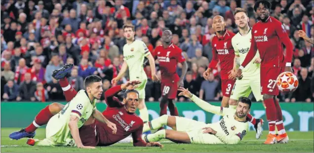  ??  ?? Van Dijk intenta el remate en presencia de Lenglet y Piqué en el Liverpool-Barcelona de Champions.