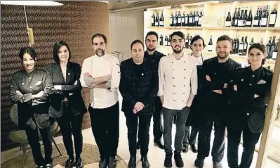  ?? PERE DURAN / NORD MEDIA ?? L’equip de cuina i de sala del restaurant de Girona