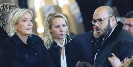  ??  ?? Issu des rangs des Identitair­es, Philippe Vardon (ici avec Marine Le Pen et Marion Maréchal-Le Pen en juillet 2016) a placé sa femme et son frère auprès d’élus du FN.