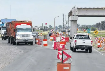  ??  ?? La autovía de la Ruta 33 y el camino del Sesquicent­enario, las obras paradas que afectan a la UOCRA.