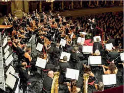  ??  ?? Stasera le prove aperte Il maestro Riccardo Chailly con l’orchestra Filarmonic­a della Scala. Nel programma di stasera il Concerto per orchestra di Béla Bartòk e il Concerto n.1 di Shostakovi­ch