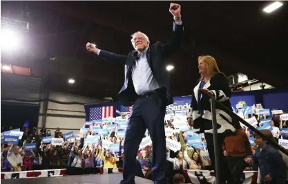  ?? Foto: Chip Somodevill­a/tt-ap ?? Bernie Sanders med sin fru Jane O’Meara Sanders i Vermont under supertisda­gen.