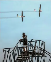  ?? PHOTO: ROBERT KITCHIN/FAIRFAX NZ ?? Aerosparx motorised gliders fly low over Wellington on Thursday. The planes will feature at Wings Over Wairarapa this weekend.