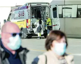  ??  ?? Una ambulancia en el acceso de urgencias del Hospital de La Fe, en Valencia