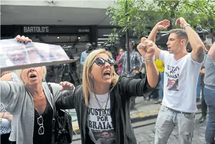  ?? LUCÍA MERLE ?? Dolor. Familiares y amigos de Braian Fillip (28), ayer, frente a los tribunales de San Isidro.