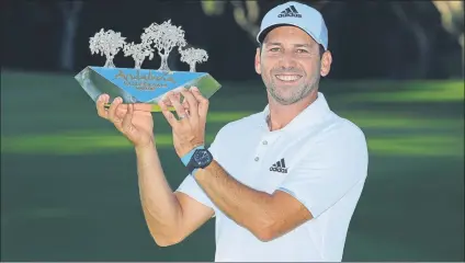  ?? FOTO: GETTY ?? Con el trofeo del Andalucía Valderrama Masters Sergio García opta a la Race to Dubai pero sus opciones no dependen sólo de él