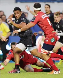  ??  ?? Selling dummies: Mako Vunipola goes in for first try