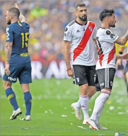  ??  ?? DISCUSIÓN. Casco se encara con Jara, junto a la banda, en presencia de Pratto y Biscay. Boca-River fue un Superclási­co intenso, que acabó 2-2. Decidirá el Monumental.