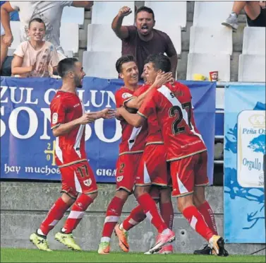  ??  ?? ALEGRÍA. Unai López, Galán y Comesaña celebran uno de los goles en el Tartiere.