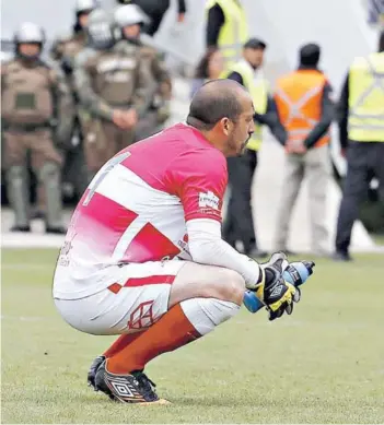  ??  ?? ► Eduardo Lobos se lamenta tras el gol que le convirtió Valdés, en Sausalito.
