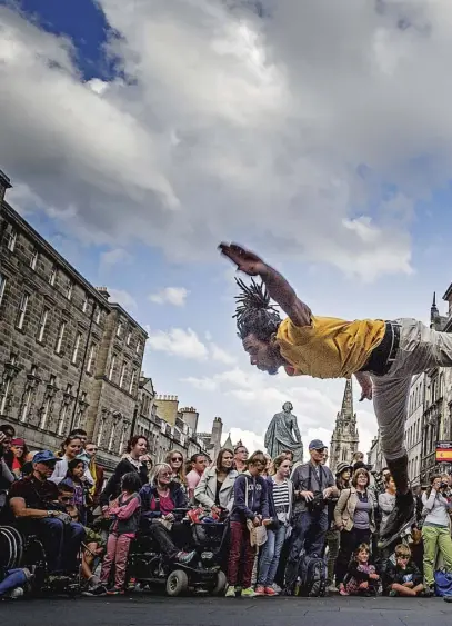  ??  ?? Canadian rollerskat­ers in a 2015 Fringe show demonstrat­e their skills on the Royal Mile