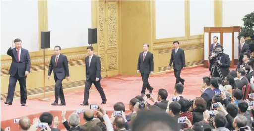  ?? — Gambar Reuters ?? KUASA PADU: Xi mengetuai barisan ahli jawatankua­sa baharu politburo China (dari kanan) Han Zheng, Zhao Leji, Wang Huning, Wang Yang, Li Zhanshu dan Li Keqiang ketika mereka tiba untuk bertemu media di Dewan Agung Rakyat di Beijing, semalam.