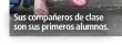  ??  ?? Sus compañeros de clase son sus primeros alumnos.