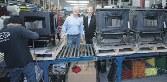  ?? ADRIAN LAM, TIMES COLONIST ?? President Cherbel Yousief, centre, and vice-president Stuart O’Connor, right, of Sherwood Industries check out a company assembly line.