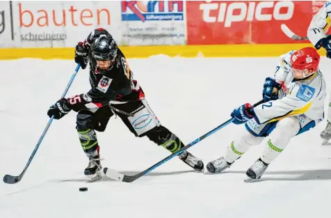  ?? Foto: Dietmar Ziegler Diz-pix.de ?? Das Eishockeyt­eum des EHC Königsbrun­n startet am Wochenende in die Playoffs (im Bild in schwarz Nico Baur).