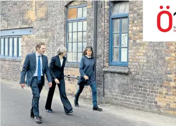  ??  ?? Rückkehr des Protektion­ismus? Links: Die britische Premiermin­isterin May besucht eine Fabrik in Stoke-on-Trent. Rechts: Kaiser Franz Joseph zu Gast im Škoda-Werk von Pilsen.