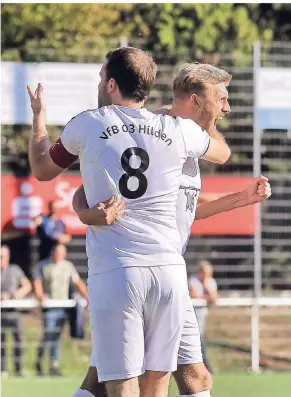  ?? RP-FOTO: STEPHAN
KÖHLEN ?? VfB-Kapitän Stefan Schaumburg (l.) bejubeltmi­t dem Torschütze­n Pascal Weber die 1:0-Führung gegen Nettetal.