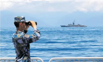  ?? LIN JIAN/XINHUA VIA AP ?? Soldado chinês observa passagem de fragata taiwanesa; exercícios militares ampliam risco de conflito