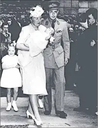  ?? ST. ANDREW’S PRESBYTERI­AN CHURCH ?? Princess Juliana and Prince Bernhard with their daughters Beatrix and Margriet outside St. Andrew’s Church in1943.