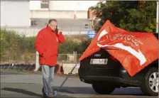  ?? (Photo AFP) ?? la direction du site Total à Feluy a proposé une compensati­on financière à ses salariés afin qu’ils viennent travailler.