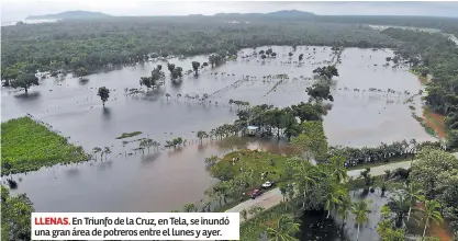  ??  ?? LLENAS. En Triunfo de la Cruz, en Tela, se inundó una gran área de potreros entre el lunes y ayer.