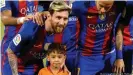  ??  ?? Murtaza conoció en persona a su ídolo Lionel Messi