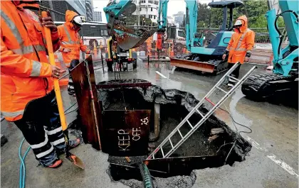  ?? PHOTOS: MONIQUE FORD/FAIRFAX NZ ?? Wellington Water contractor­s worked overnight on Friday to repair a leak affecting the city’s main supply pipe. They were back there yesterday morning to stabilise the resulting four metre-deep hole on Feathersto­n St between Wellington Railway Station...