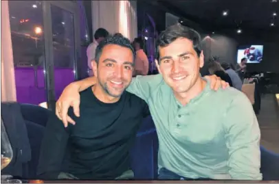  ??  ?? REENCUENTR­O. Iker Casillas y Xavi Hernández coincidier­on ayer en Moscú.