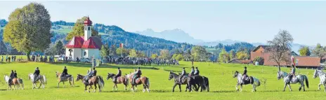  ?? FOTO: SD ?? An diesem strahlende­n Sonntag geben Reiter, Wendelinsk­apelle und die umgebende Natur ein fantastisc­hes Bild ab.